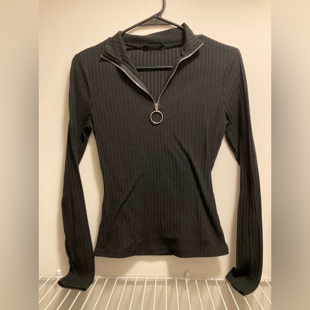 Quarter zip up light sweater in black